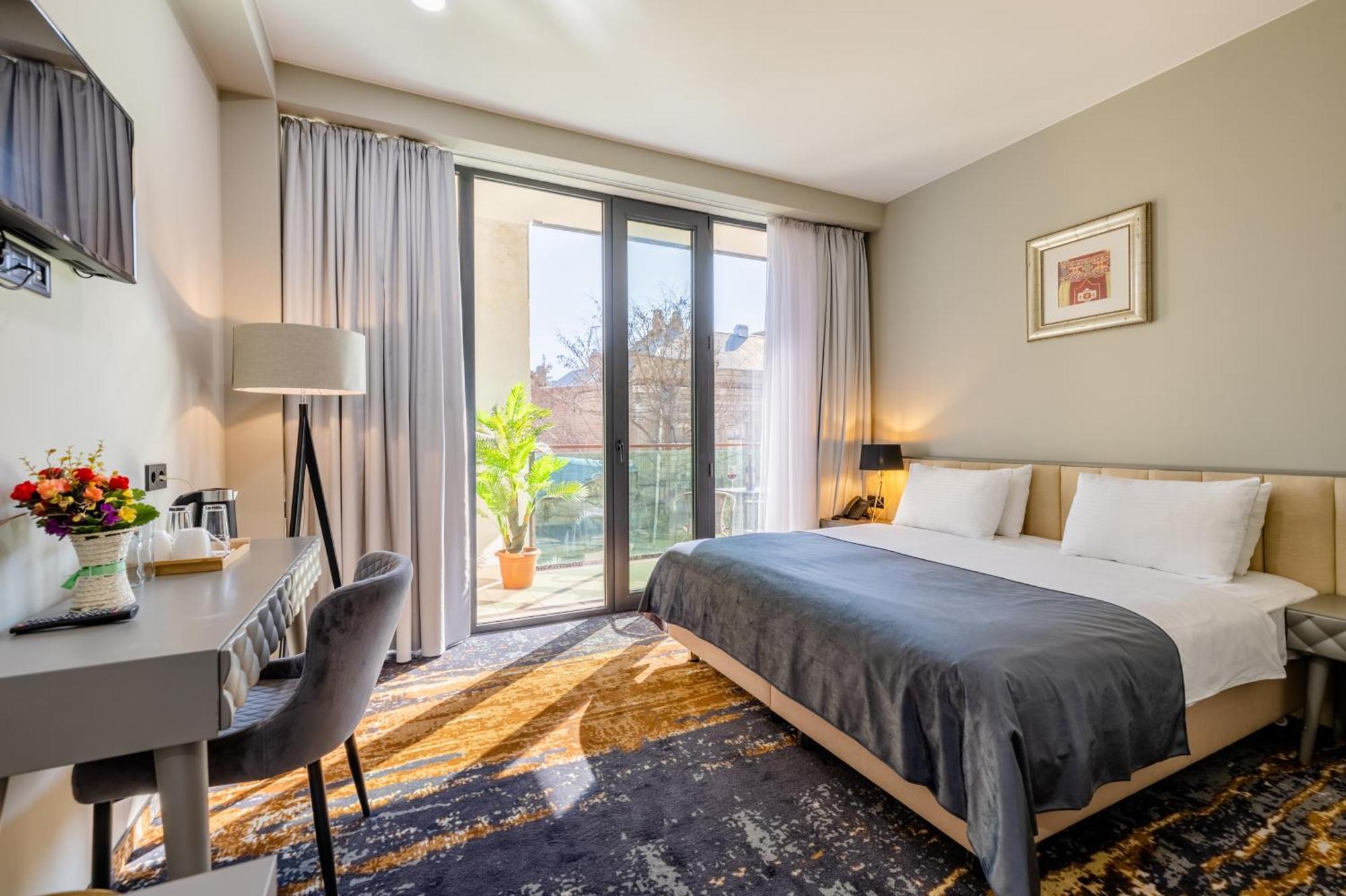 Brosse Garden Hotel Тбилиси Екстериор снимка