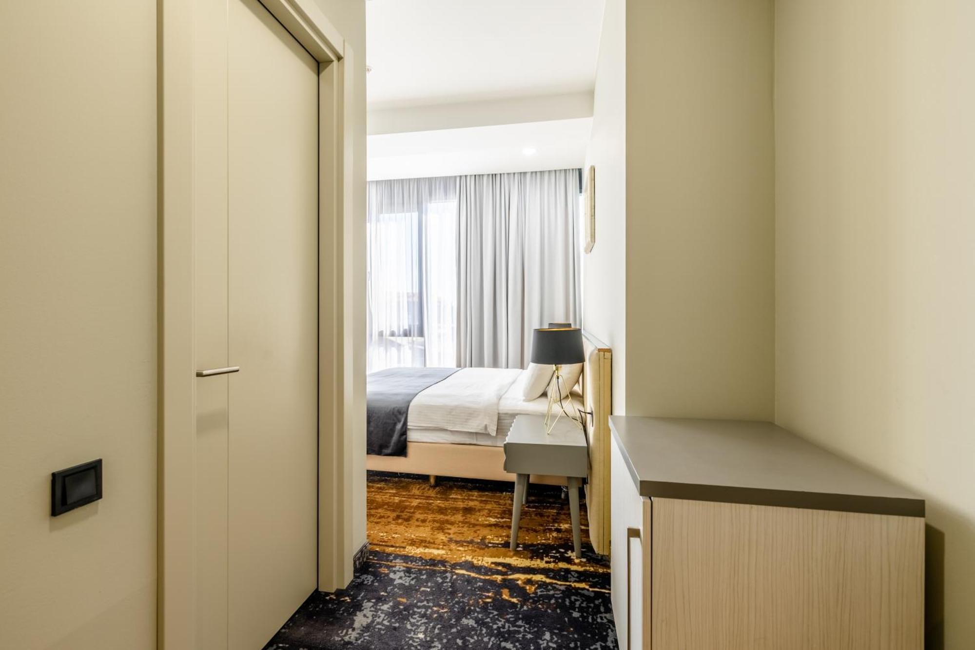 Brosse Garden Hotel Тбилиси Стая снимка