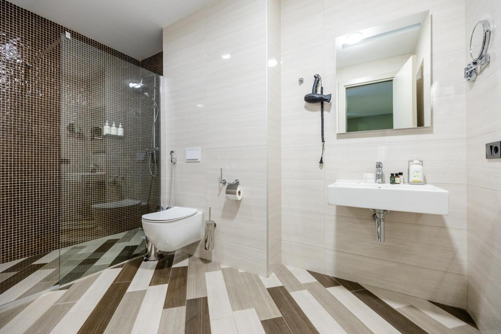 Brosse Garden Hotel Тбилиси Стая снимка