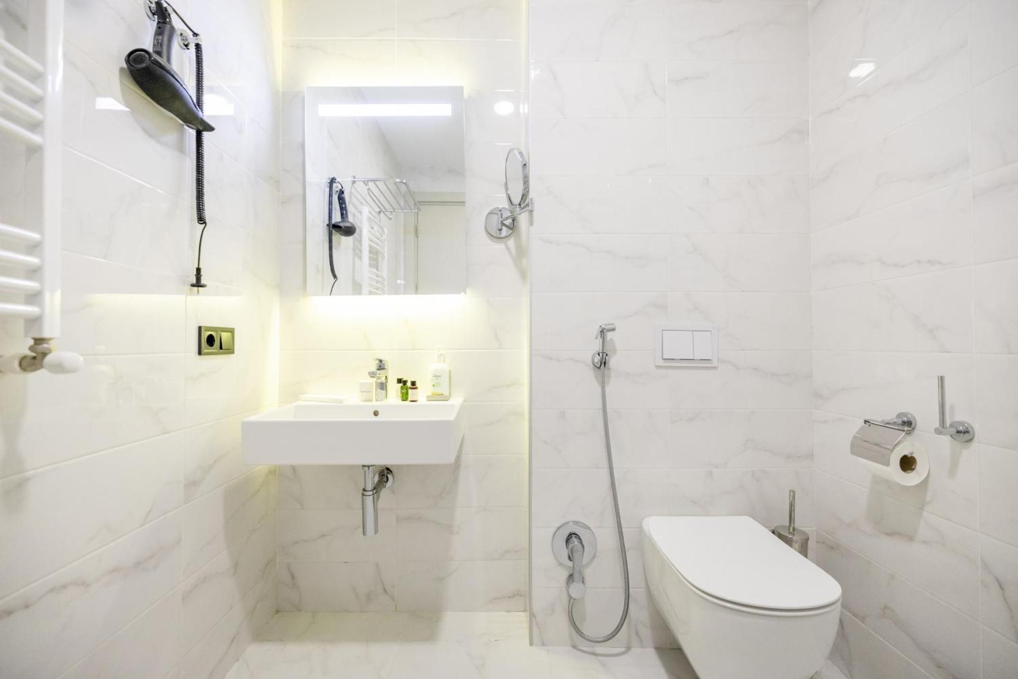 Brosse Garden Hotel Тбилиси Стая снимка