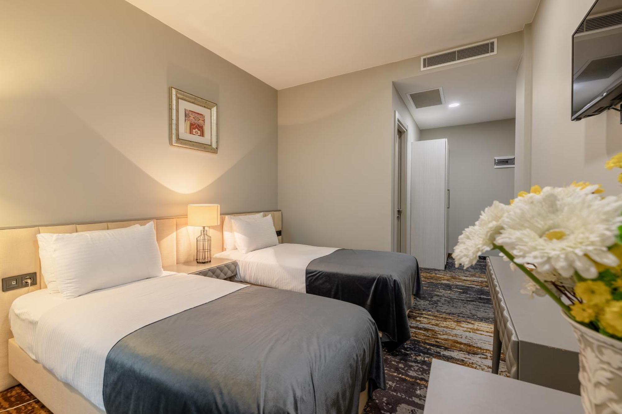 Brosse Garden Hotel Тбилиси Стая снимка