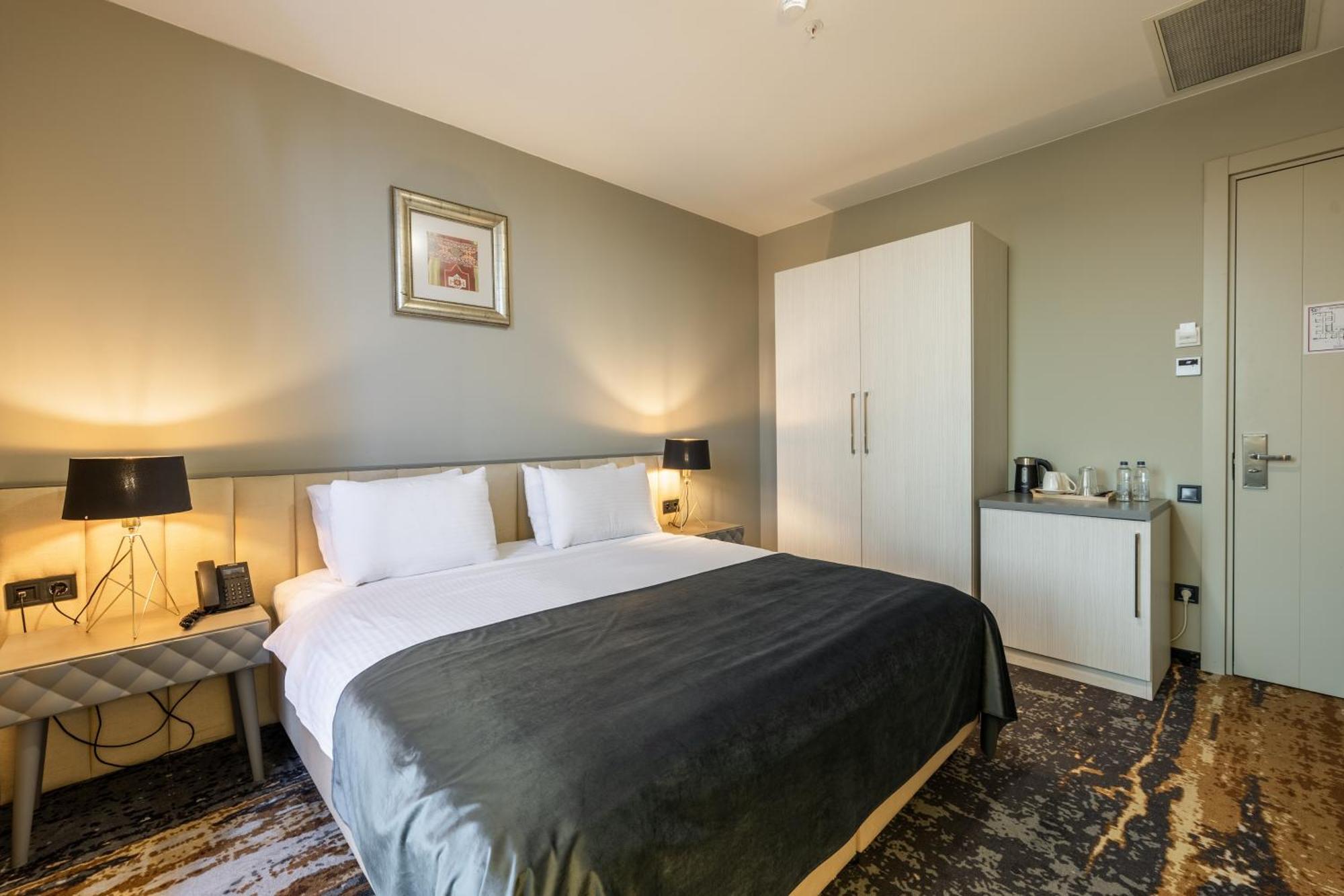 Brosse Garden Hotel Тбилиси Стая снимка